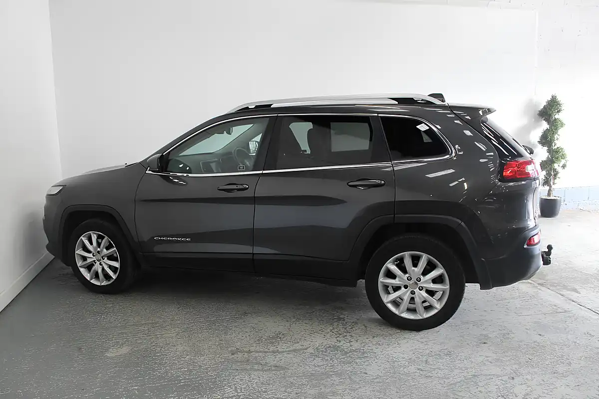 Used 2015 Jeep Cherokee Limited Grey - Interior and Exterior details 7