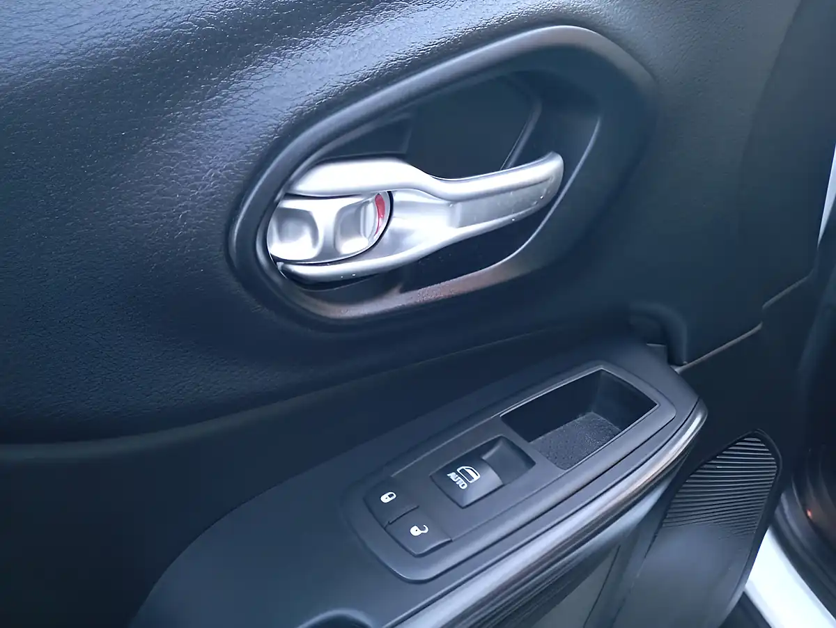 Used 2015 Jeep Cherokee Limited White - Interior and Exterior details 11
