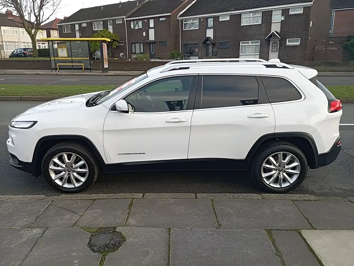 Used 2015 Jeep Cherokee Limited White - Interior and Exterior details 12