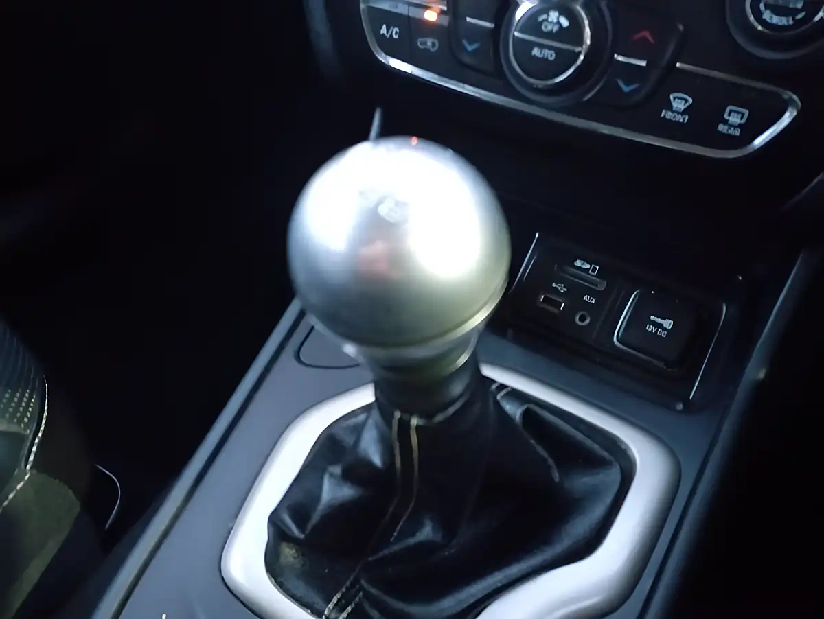Used 2015 Jeep Cherokee Limited White - Interior and Exterior details 13