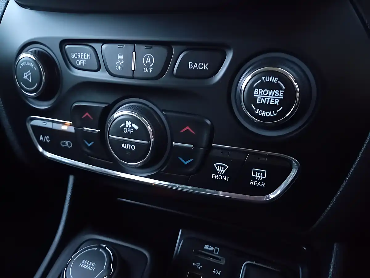 Used 2015 Jeep Cherokee Limited White - Interior and Exterior details 14