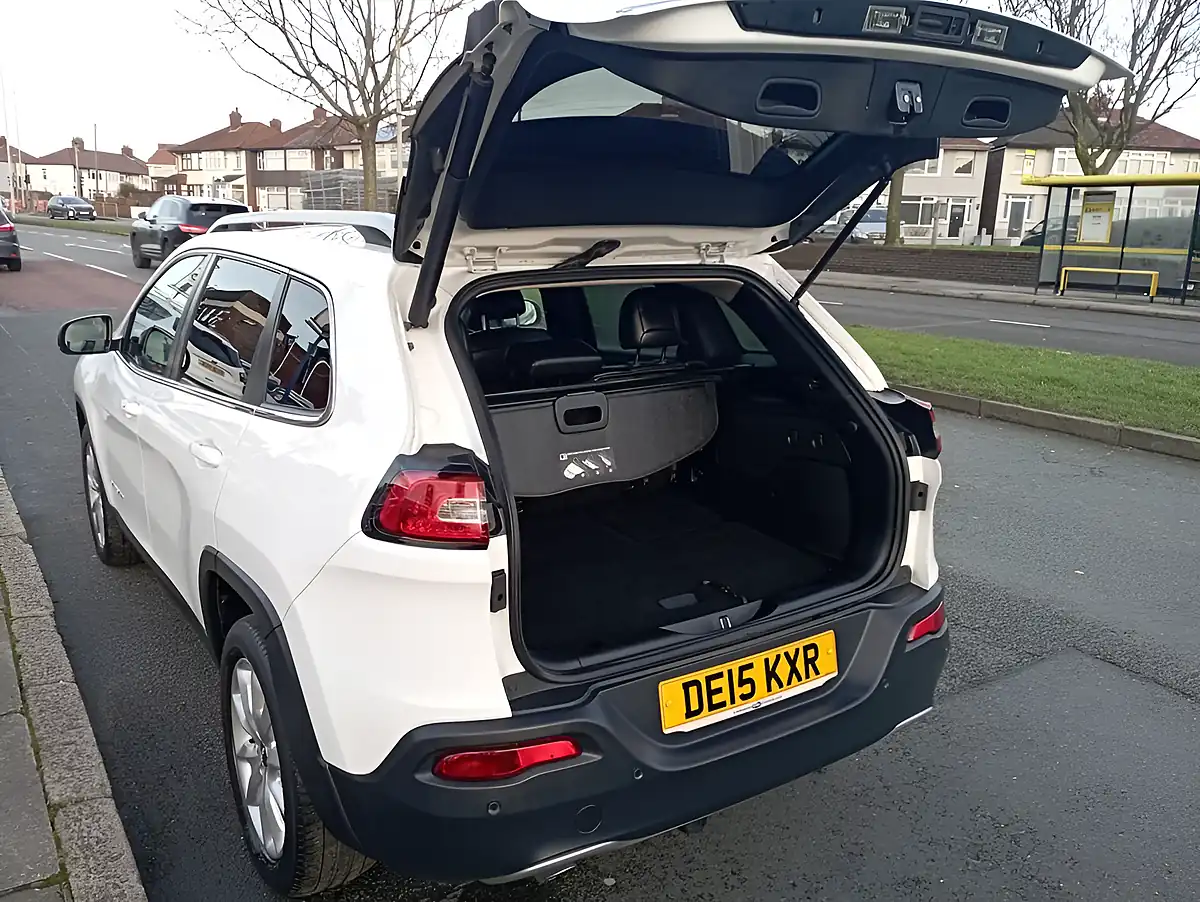 Used 2015 Jeep Cherokee Limited White - Interior and Exterior details 16