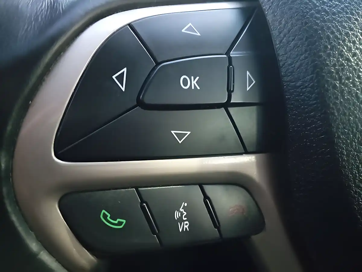 Used 2015 Jeep Cherokee Limited White - Interior and Exterior details 17