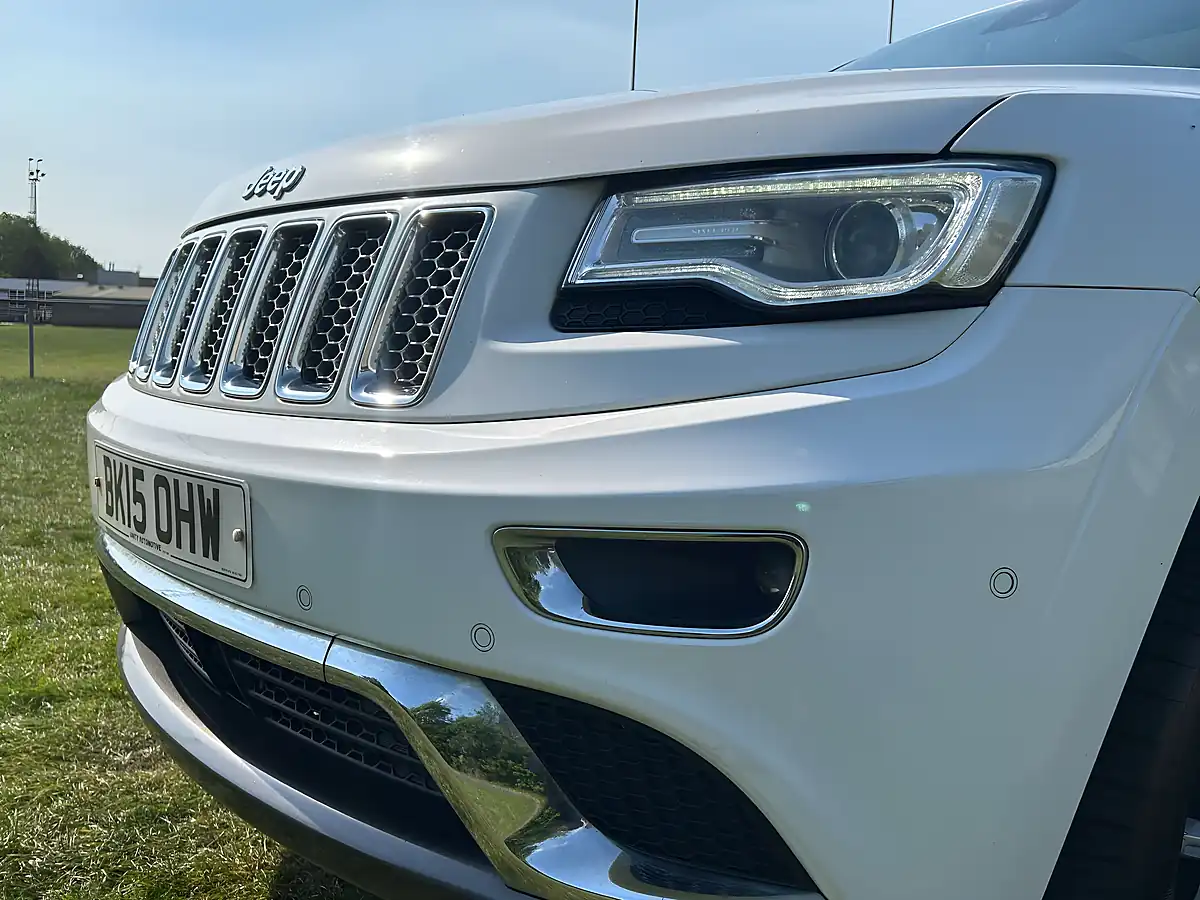 Used 2015 Jeep Grand Cherokee Summit Bright White - Interior and Exterior details 10