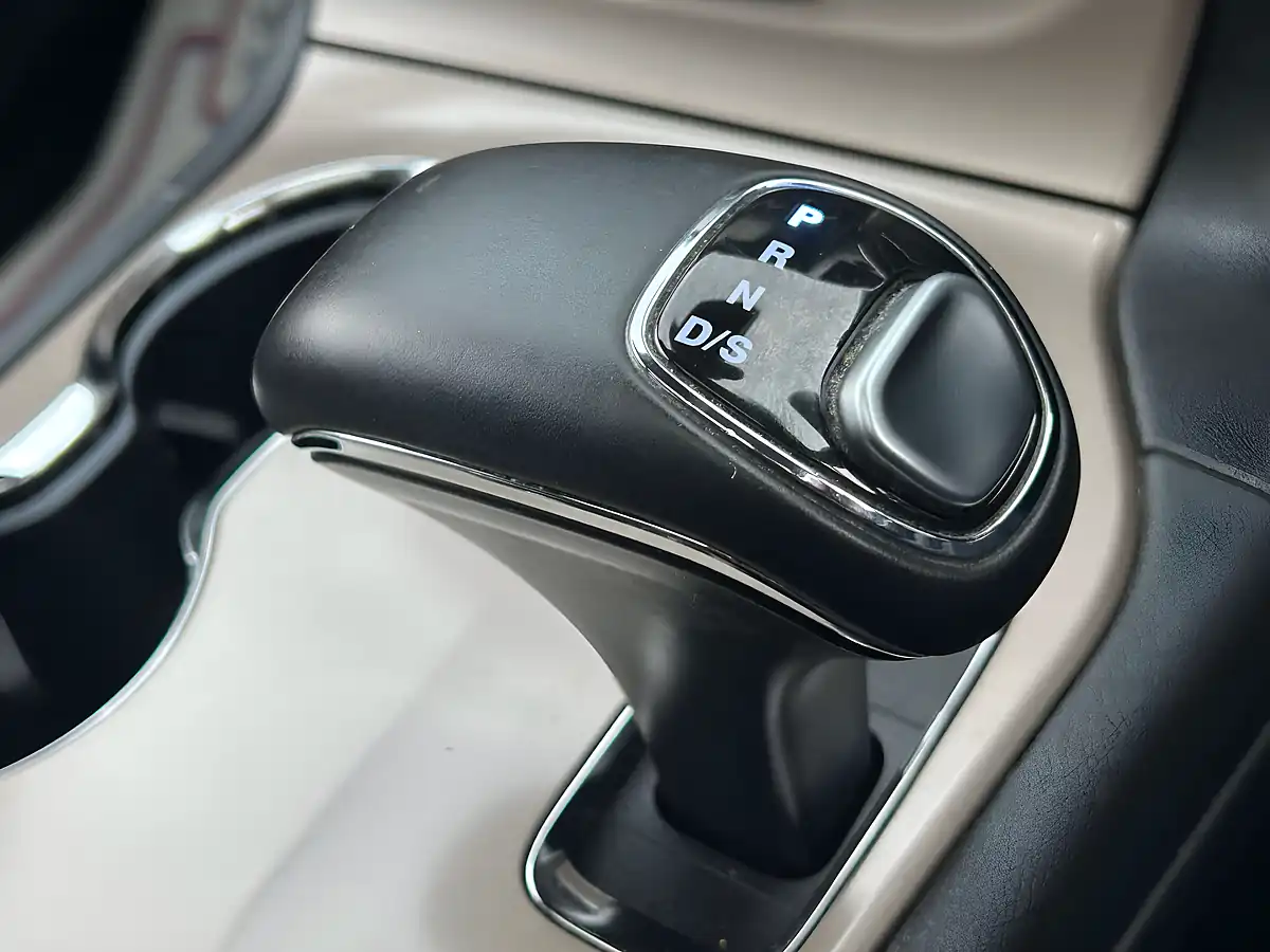 Used 2015 Jeep Grand Cherokee Summit Bright White - Interior and Exterior details 16