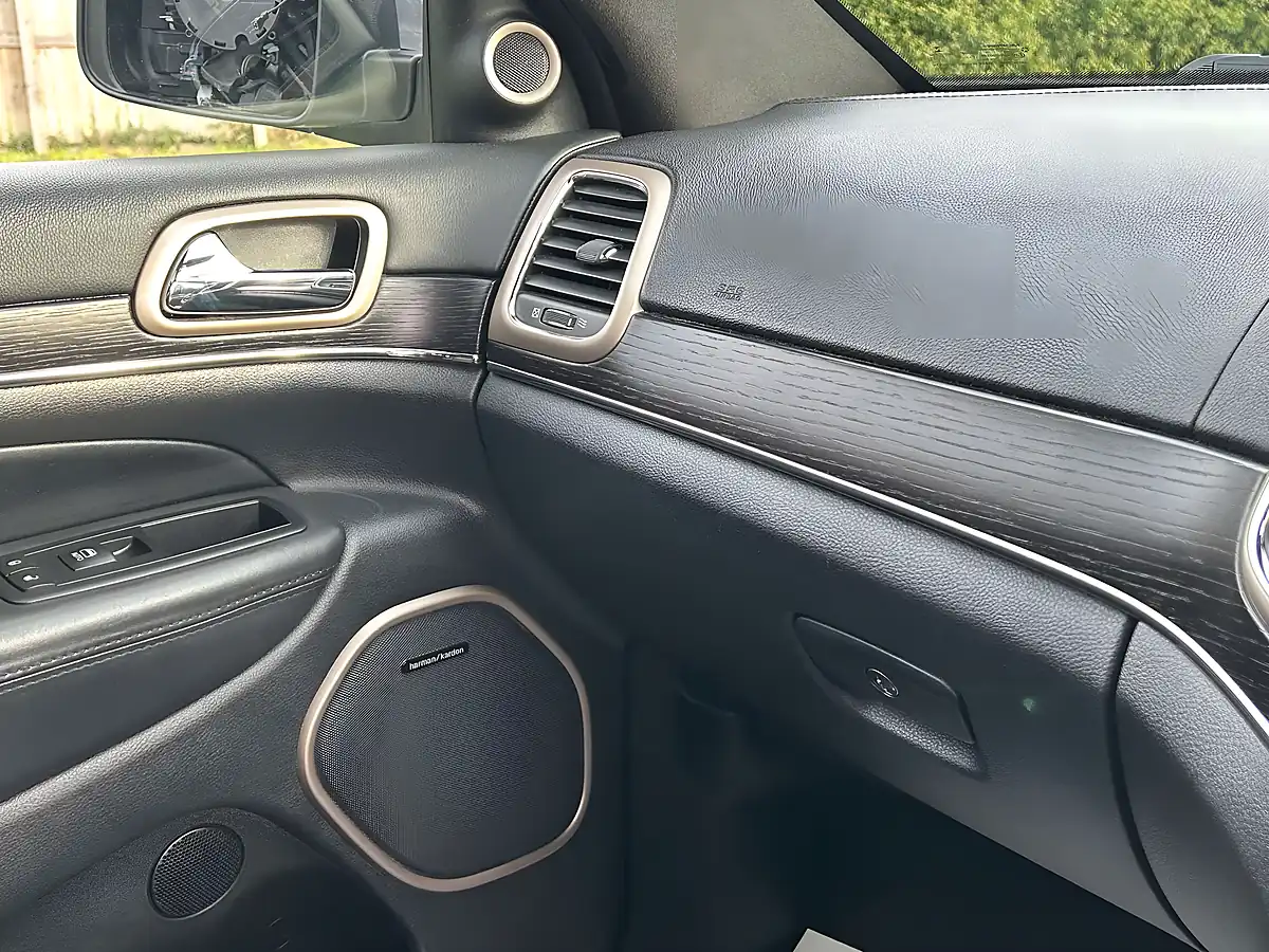 Used 2015 Jeep Grand Cherokee Summit Bright White - Interior and Exterior details 18