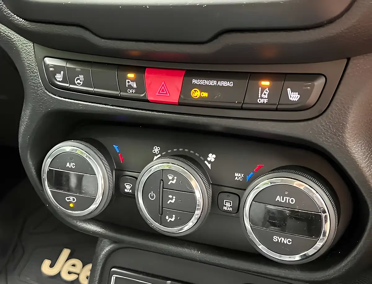 Used 2015 Jeep Renegade Limited Glacier - Interior and Exterior details 16