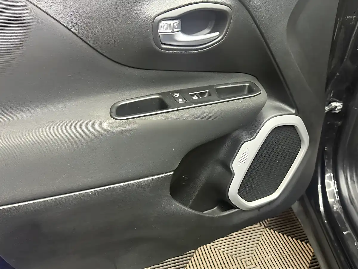 Used 2015 Jeep Renegade Longitude Black - Interior and Exterior details 17