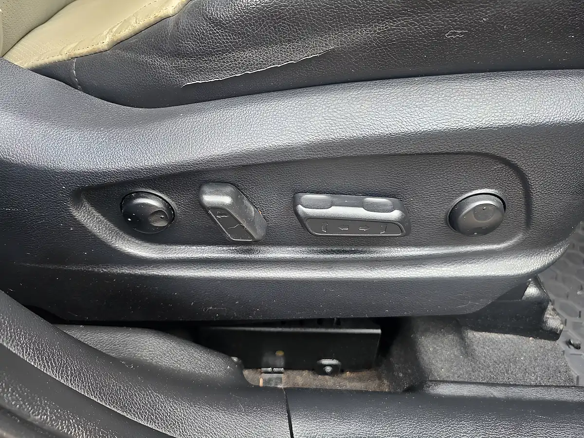 Used 2015 Kia Carens 3 Blue - Interior and Exterior details 13