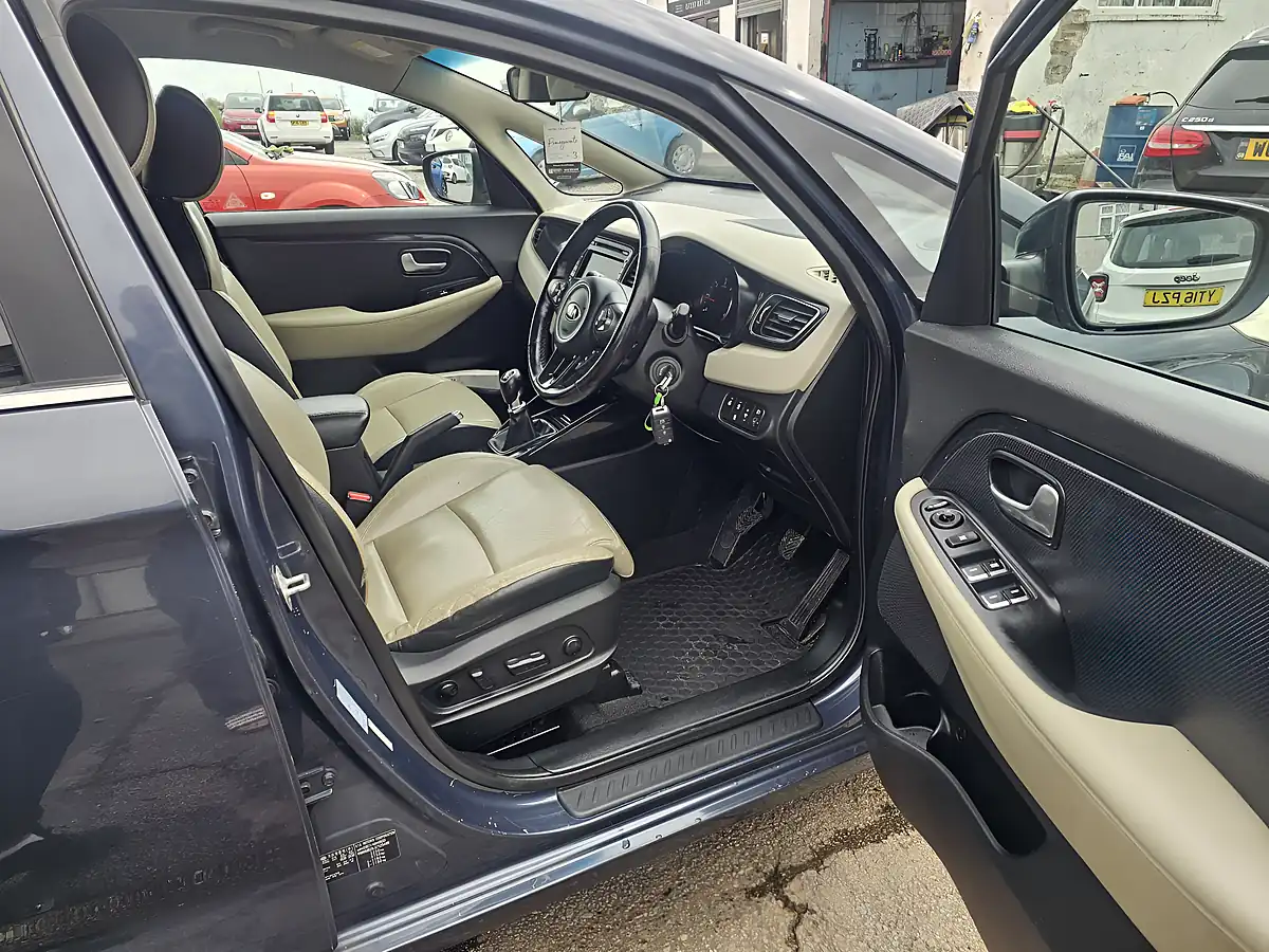 Used 2015 Kia Carens 3 Blue - Interior and Exterior details 9