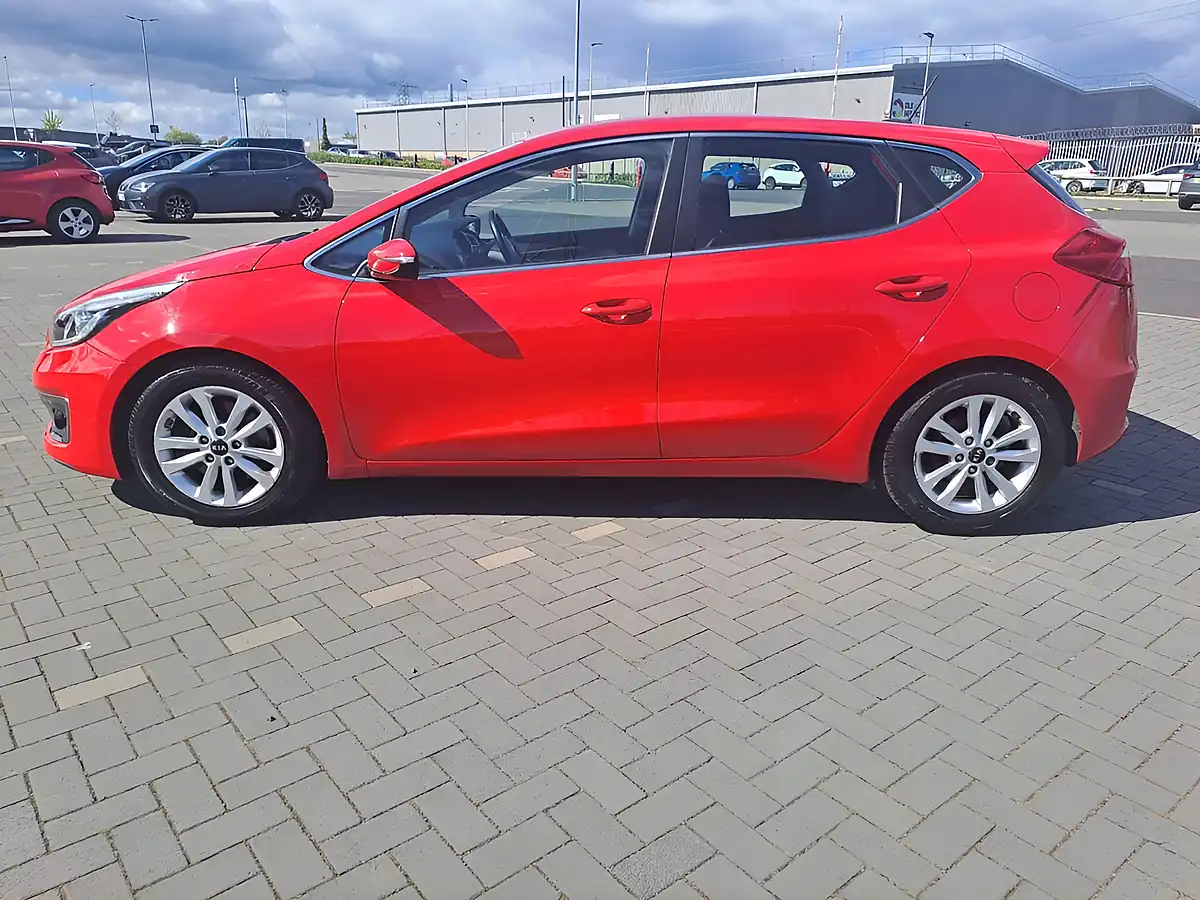Used 2015 Kia Ceed 2 Red - Interior and Exterior details 4