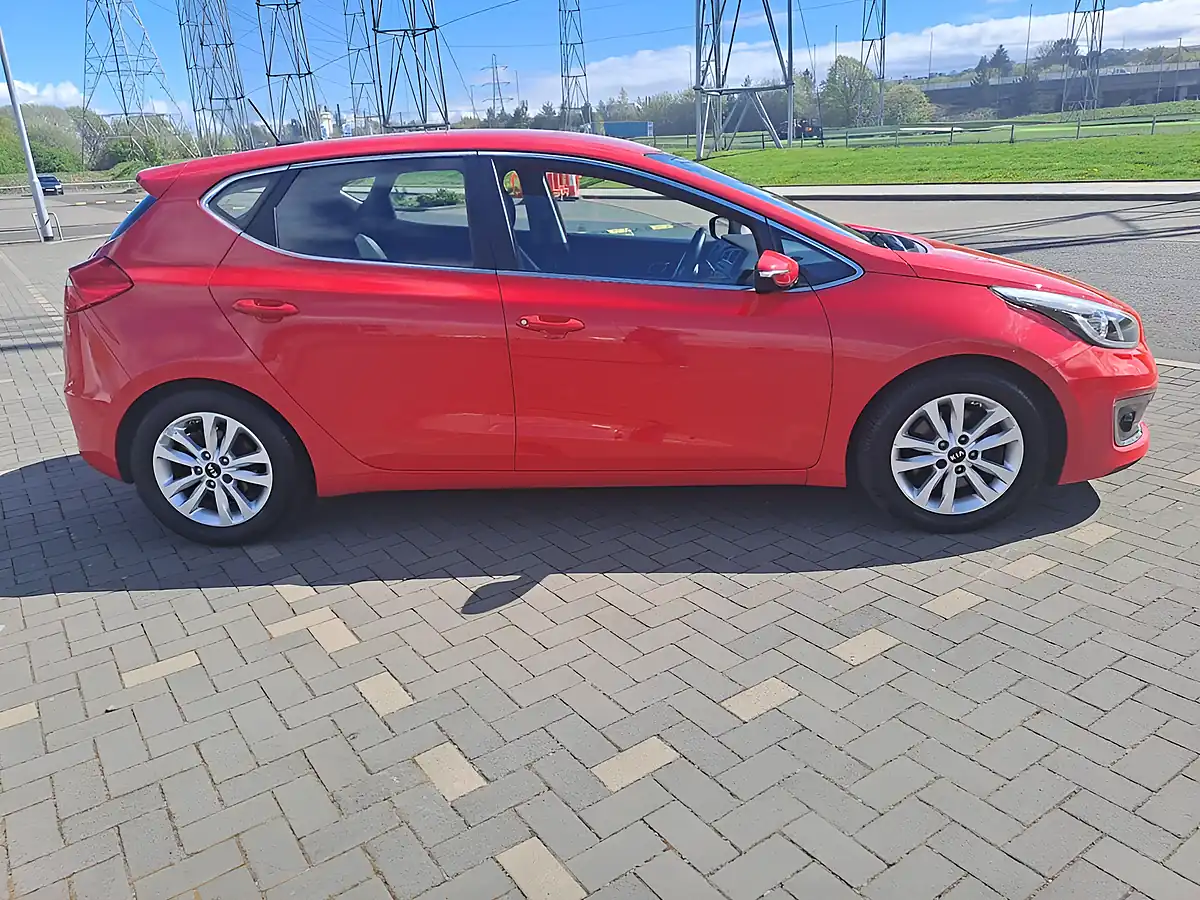 Used 2015 Kia Ceed 2 Red - Interior and Exterior details 7