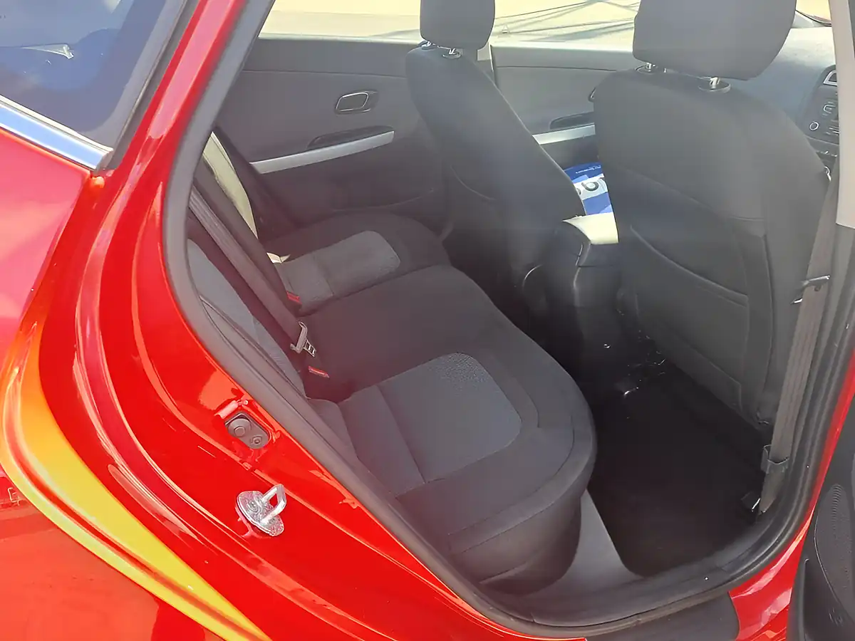 Used 2015 Kia Ceed 2 Red - Interior and Exterior details 8