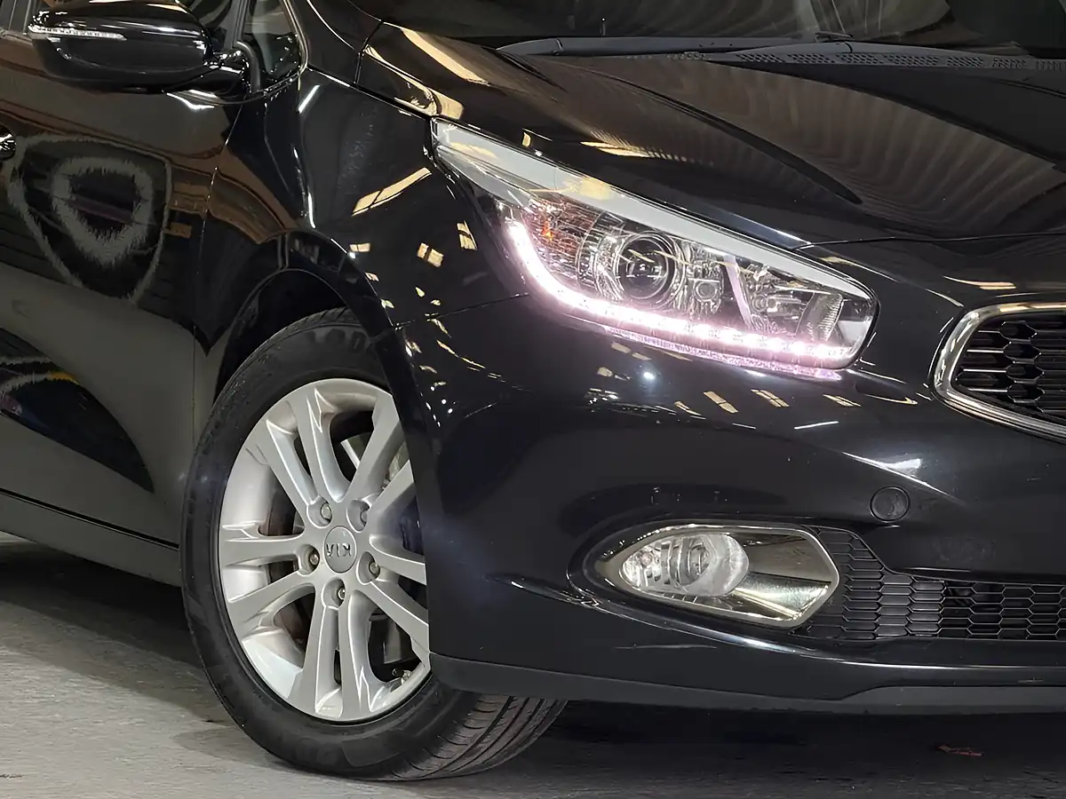 Used 2015 Kia Ceed 3 Black - Interior and Exterior details 11