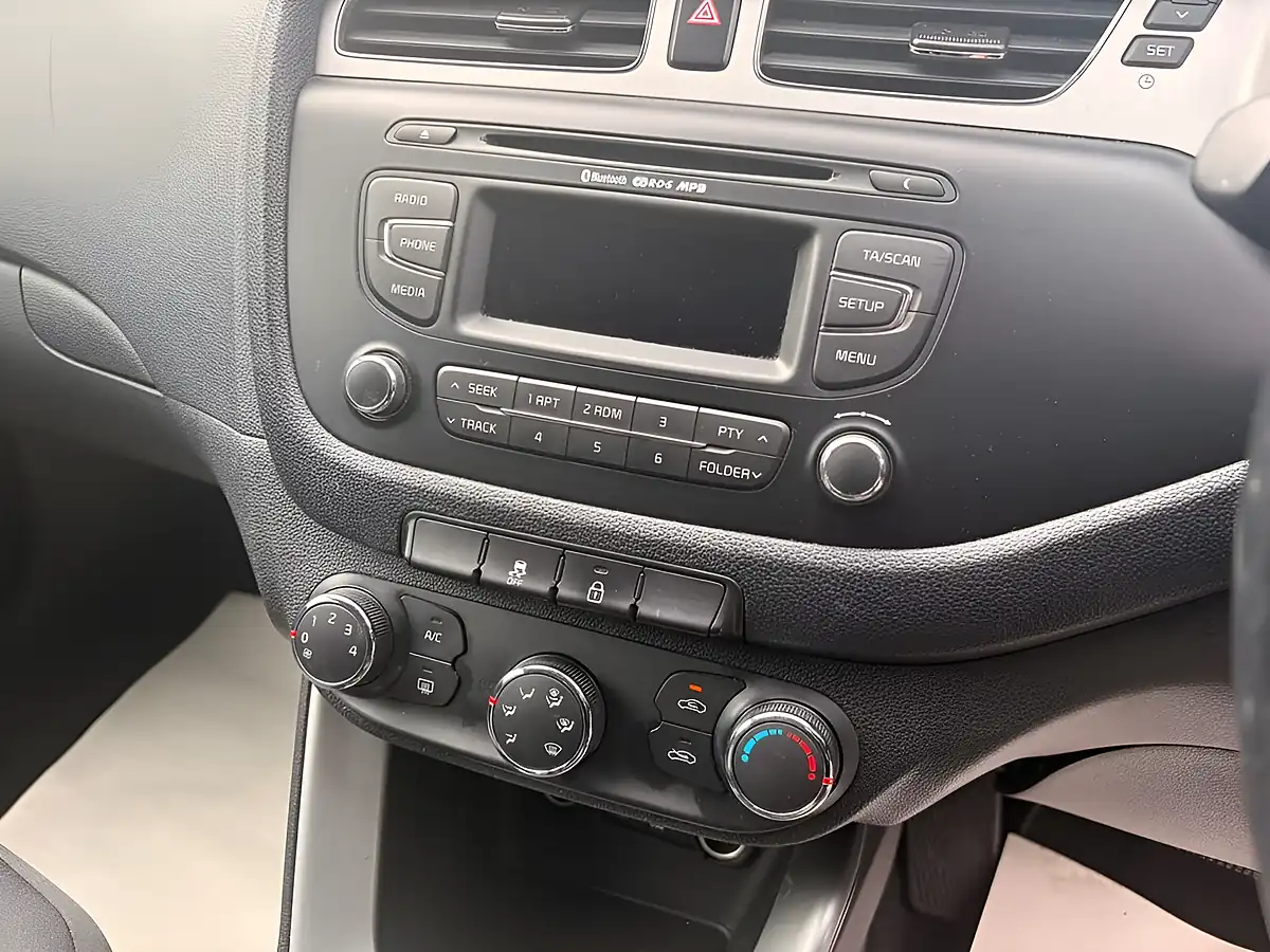 Used 2015 Kia Ceed Ecodynamics 2 White - Interior and Exterior details 17