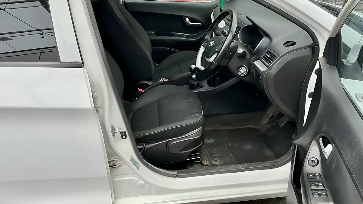 Used 2015 Kia Picanto SR7 White - Interior and Exterior details 9