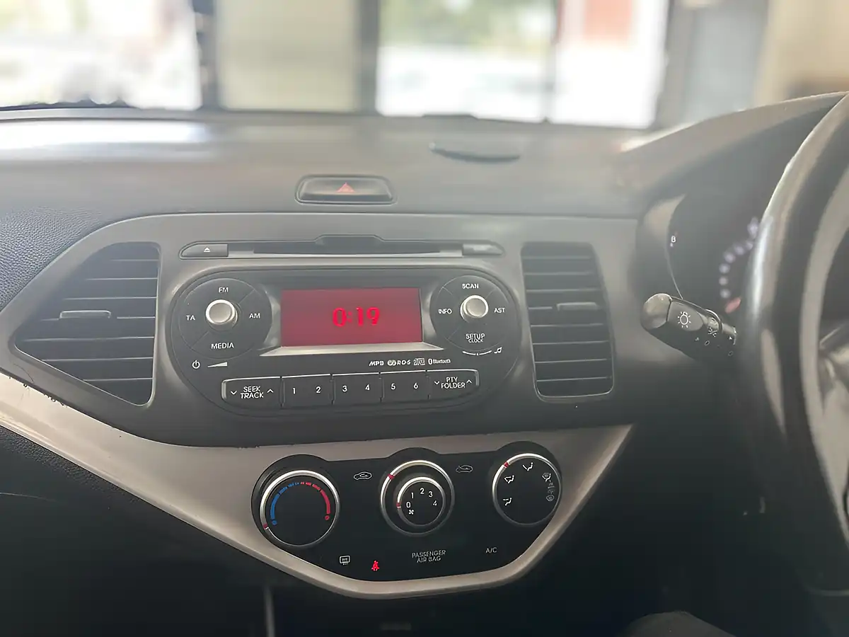 Used 2015 Kia Picanto VR7 Silver - Interior and Exterior details 14
