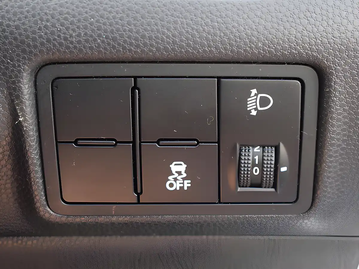 Used 2015 Kia Picanto VR7 White - Interior and Exterior details 12