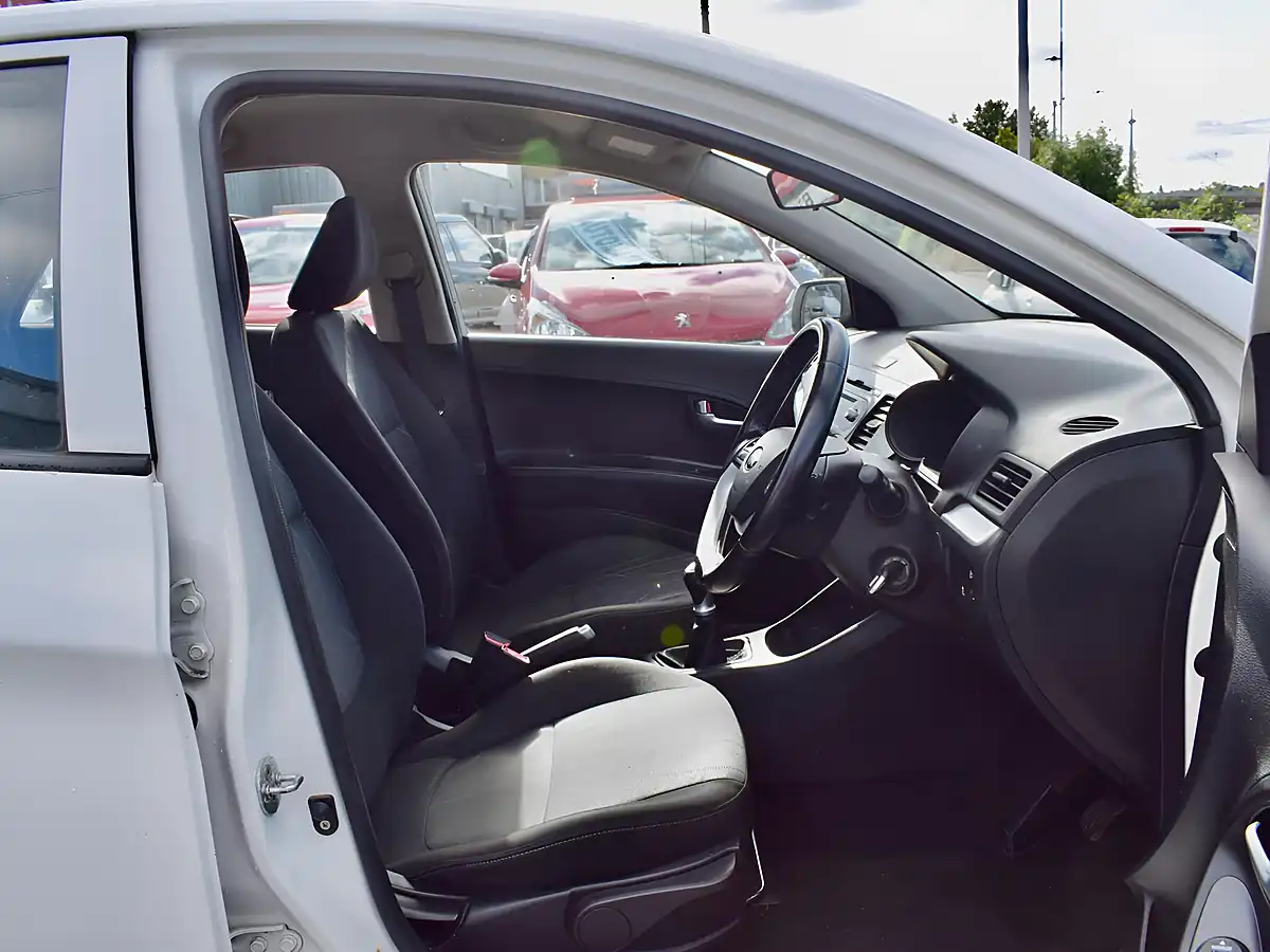 Used 2015 Kia Picanto VR7 White - Interior and Exterior details 15