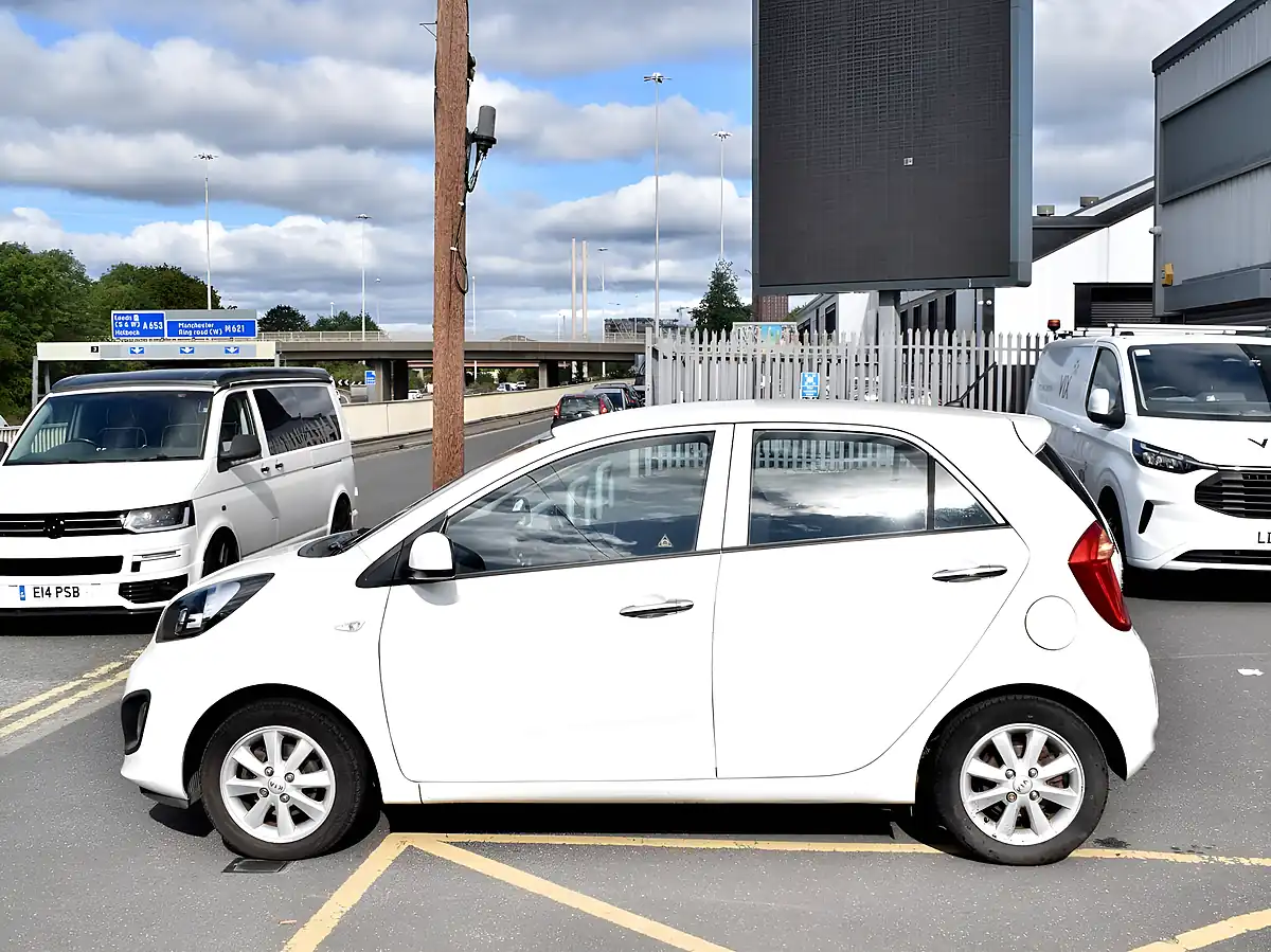 Used 2015 Kia Picanto VR7 White - Interior and Exterior details 4