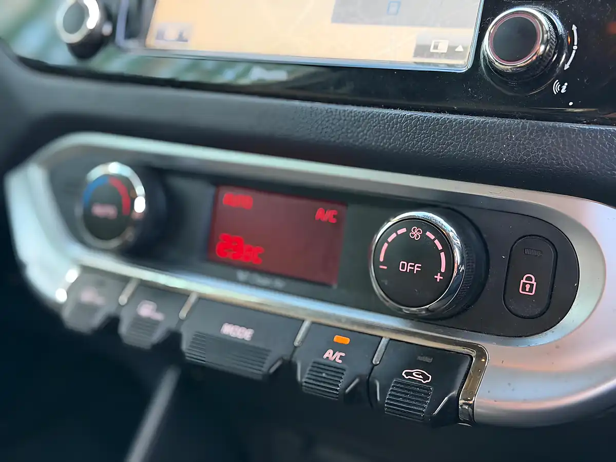 Used 2015 Kia Rio 3 White - Interior and Exterior details 15