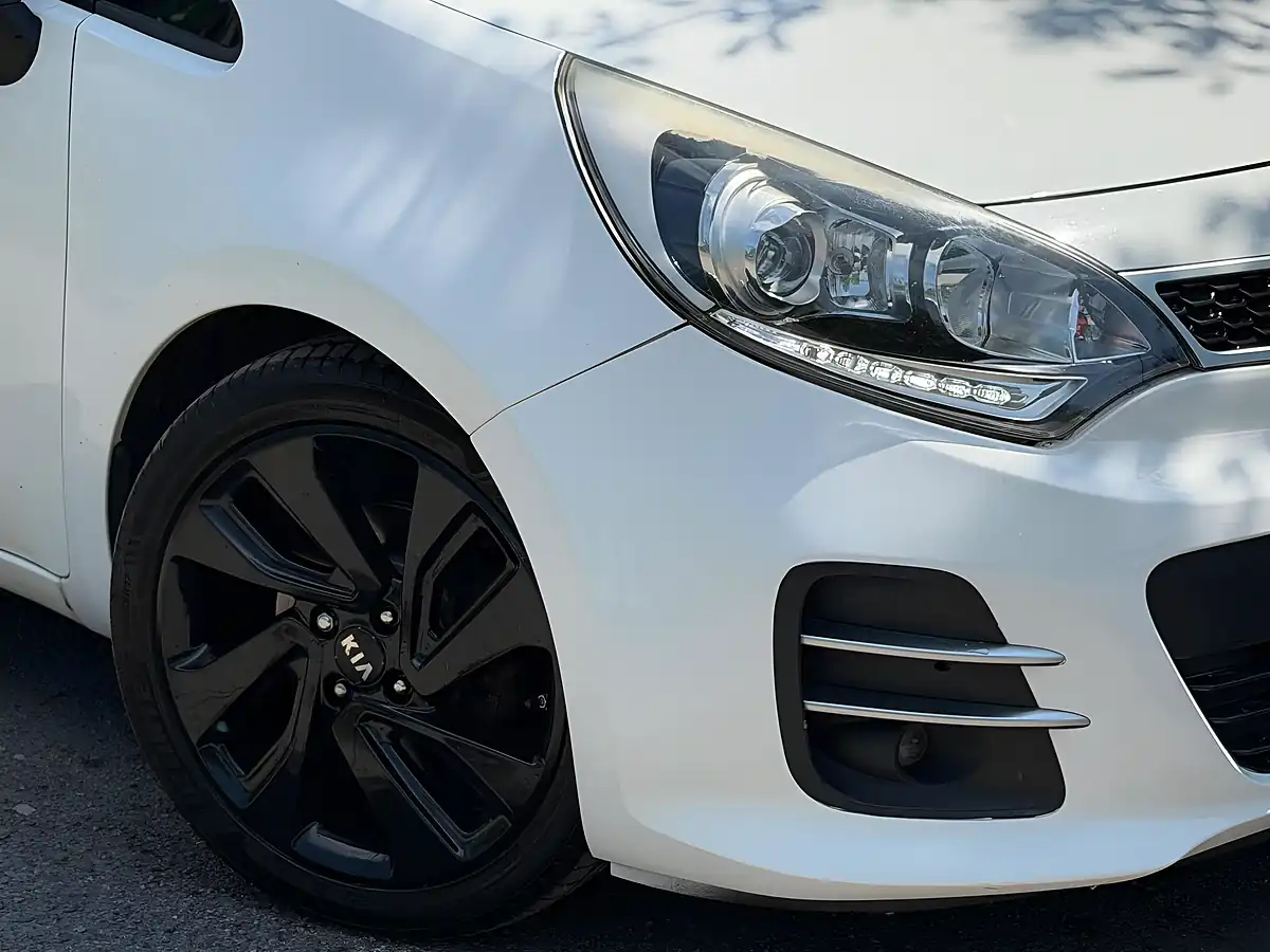 Used 2015 Kia Rio 3 White - Interior and Exterior details 4