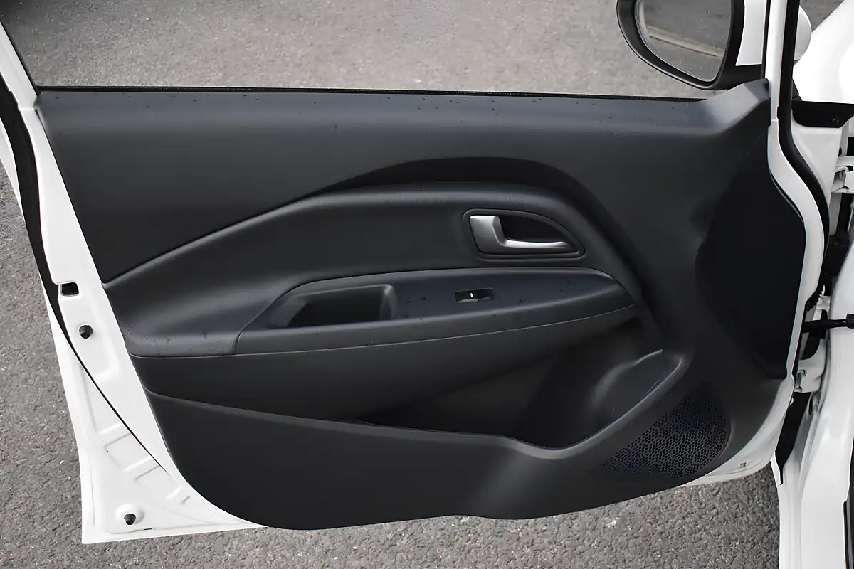 Used 2015 Kia Rio SR7 Clear White - Interior and Exterior details 14