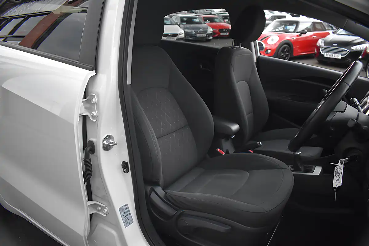 Used 2015 Kia Rio SR7 Clear White - Interior and Exterior details 7