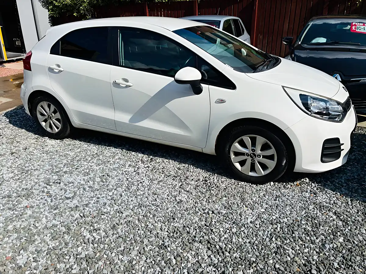 Used 2015 Kia Rio SR7 White - Front View