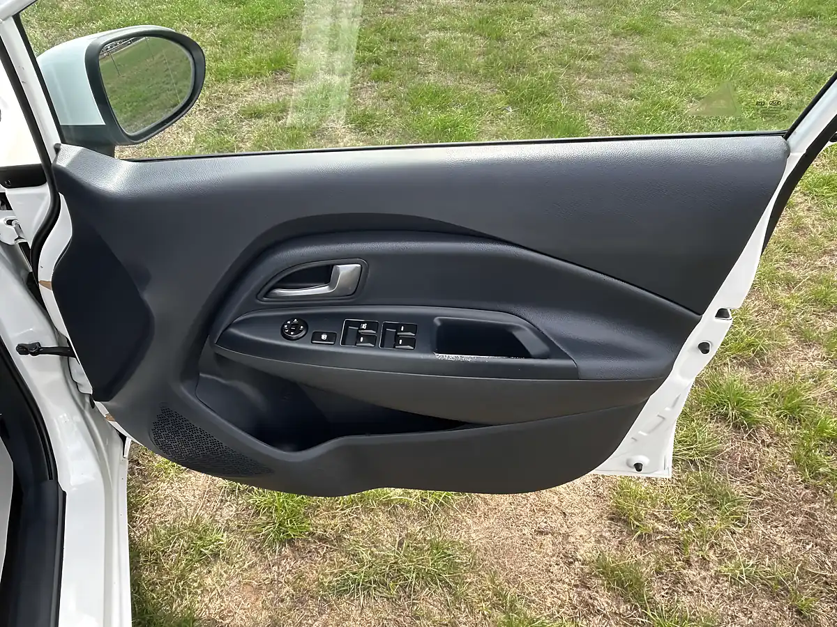Used 2015 Kia Rio SR7 White - Interior and Exterior details 11