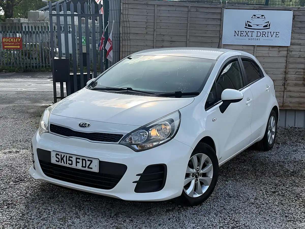 Used 2015 Kia Rio SR7 White - Front View