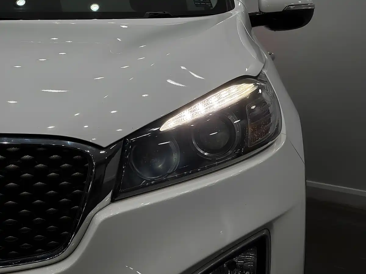 Used 2015 Kia Sorento KX-2 AWD White - Interior and Exterior details 10