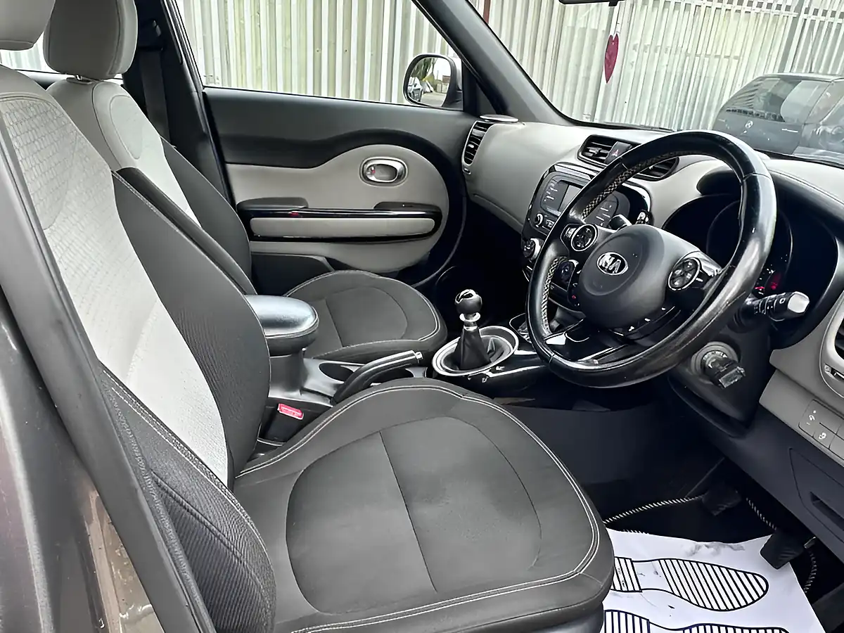 Used 2015 Kia Soul Connect Silver - Interior and Exterior details 18