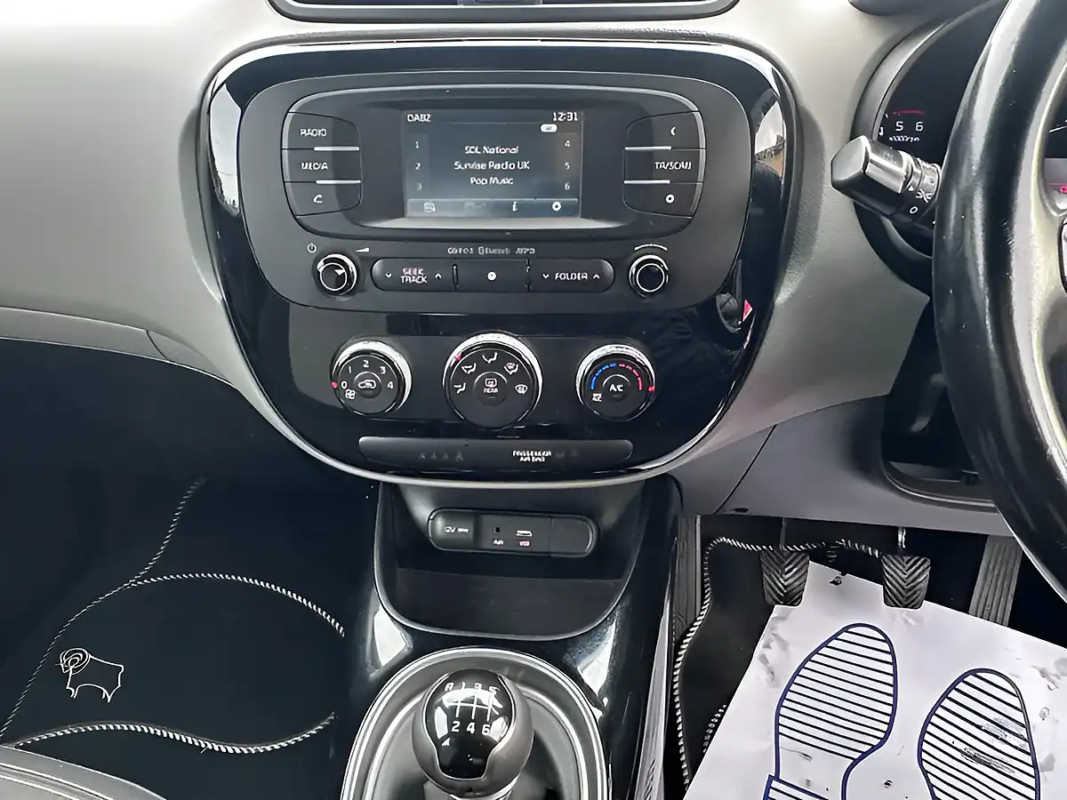 Used 2015 Kia Soul Connect Silver - Interior and Exterior details 19