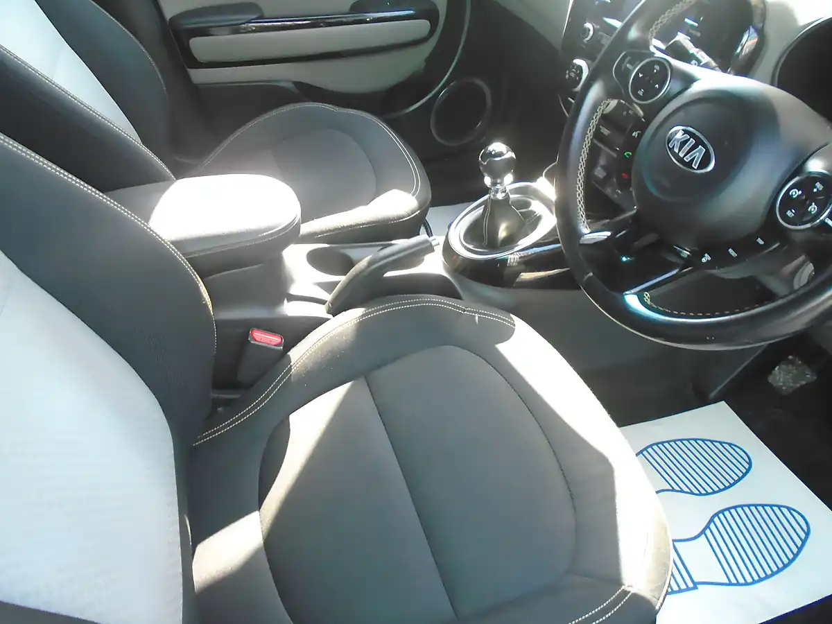 Used 2015 Kia Soul Connect Silver - Interior and Exterior details 9