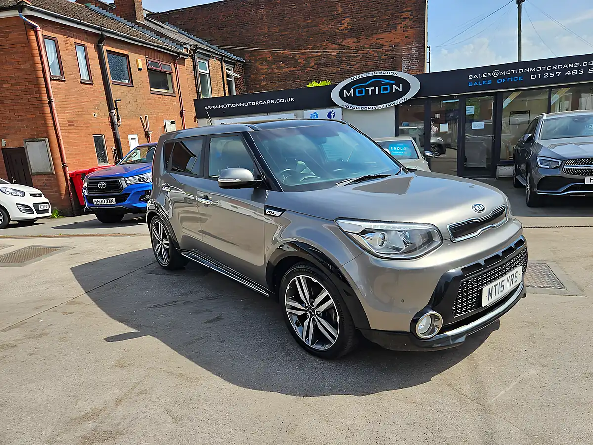 Used 2015 Kia Soul Maxx Silver - Front View