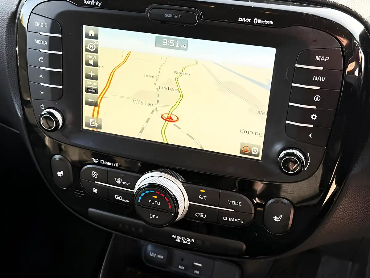 Used 2015 Kia Soul Mixx White - Interior and Exterior details 17