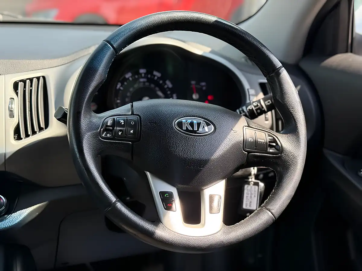 Used 2015 Kia Sportage Ecodynamics 1 White - Interior and Exterior details 17