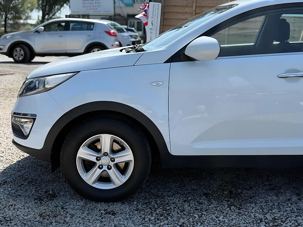 Used 2015 Kia Sportage Ecodynamics 1 White - Interior and Exterior details 7