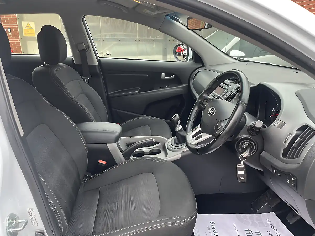 Used 2015 Kia Sportage Ecodynamics 1 White - Interior and Exterior details 9