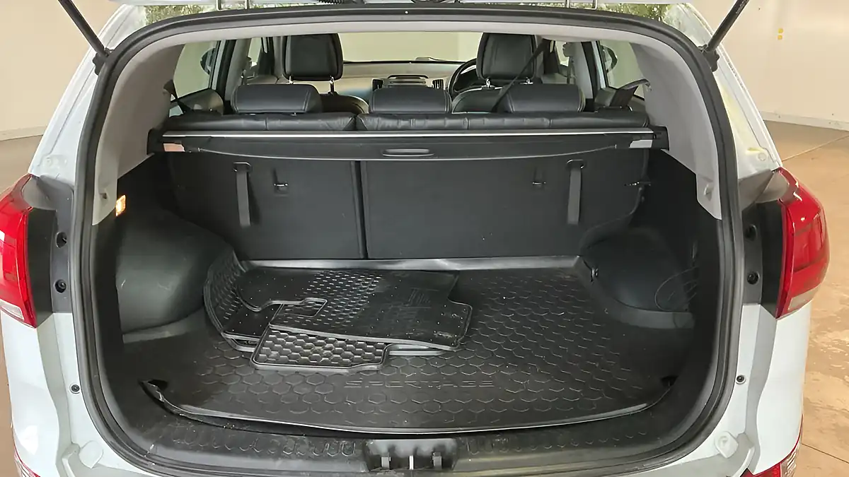 Used 2015 Kia Sportage Ecodynamics 2 White - Interior and Exterior details 7