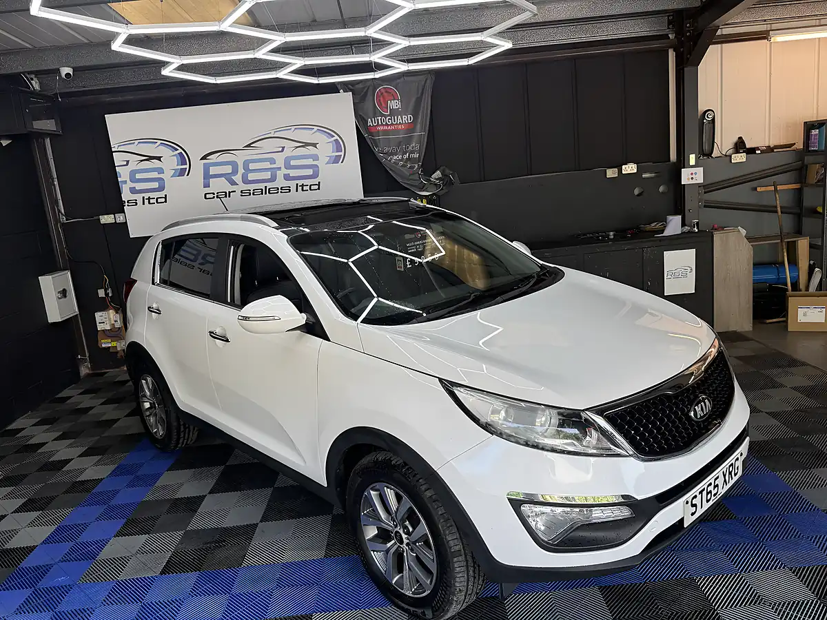 Used 2015 Kia Sportage Ecodynamics 2 White - Interior and Exterior details 16