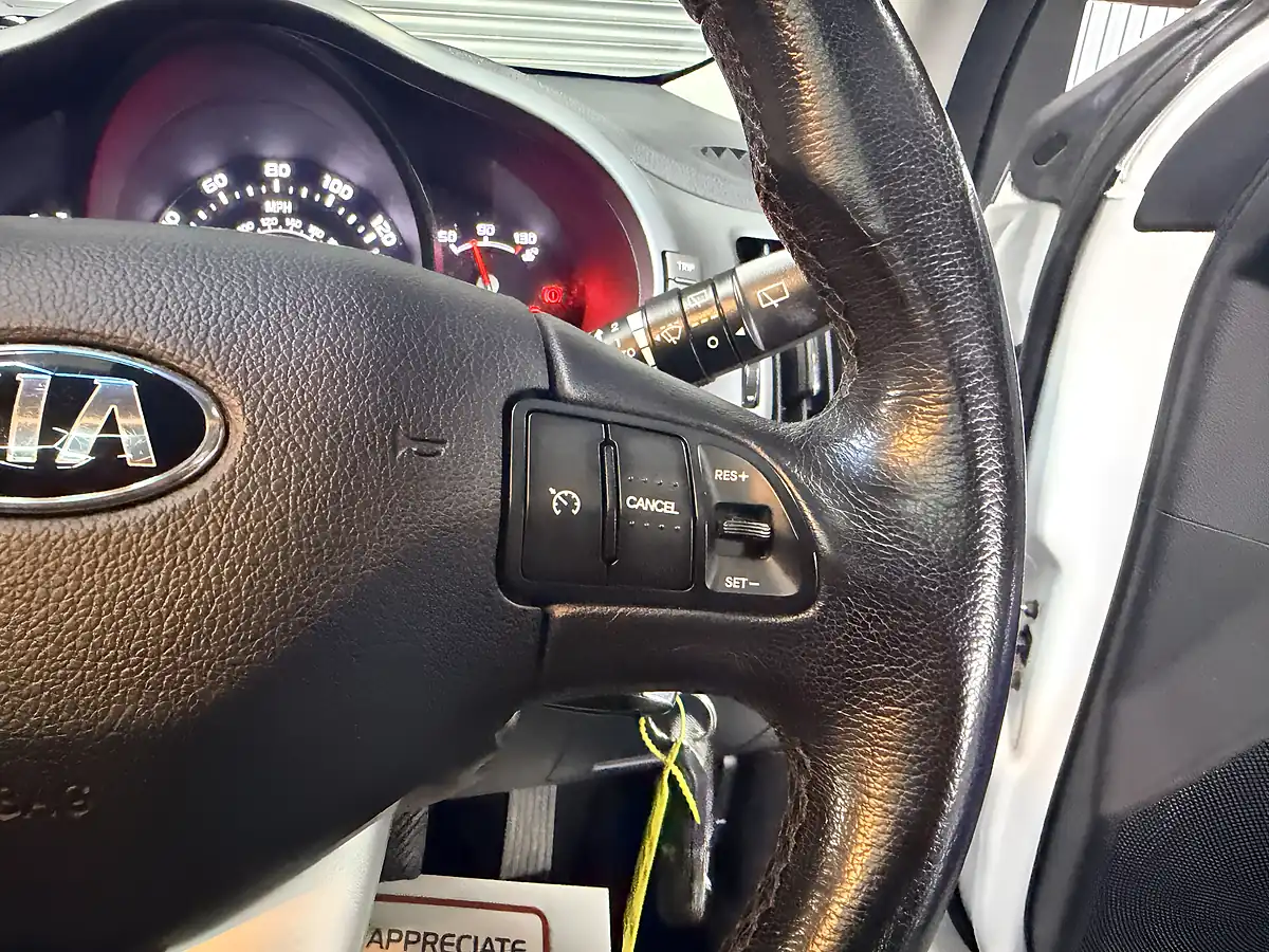 Used 2015 Kia Sportage Ecodynamics 2 White - Interior and Exterior details 16