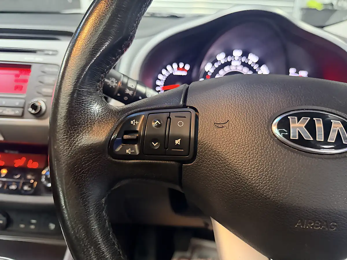Used 2015 Kia Sportage Ecodynamics 2 White - Interior and Exterior details 17