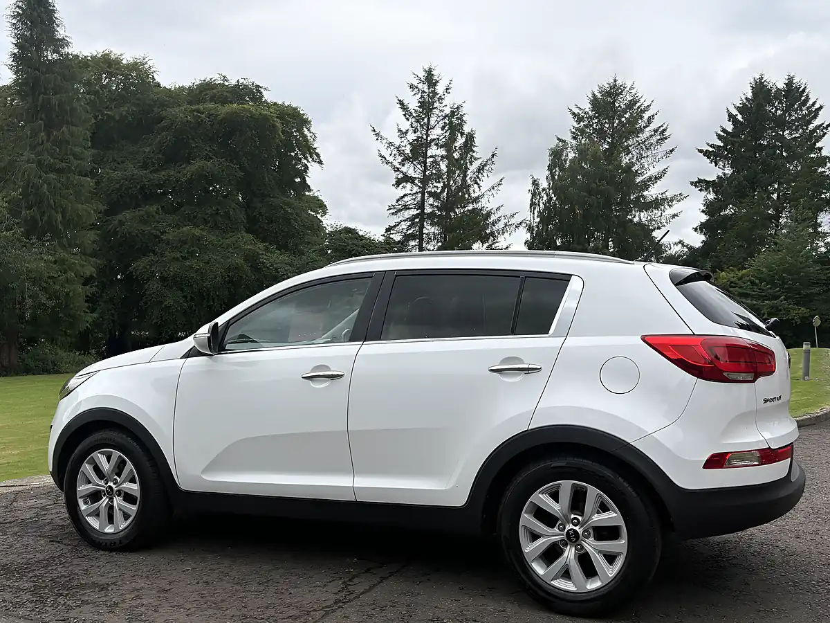 Used 2015 Kia Sportage Ecodynamics 2 White - Interior and Exterior details 15