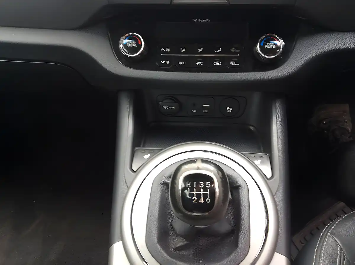 Used 2015 Kia Sportage Ecodynamics 3 Silver - Interior and Exterior details 17