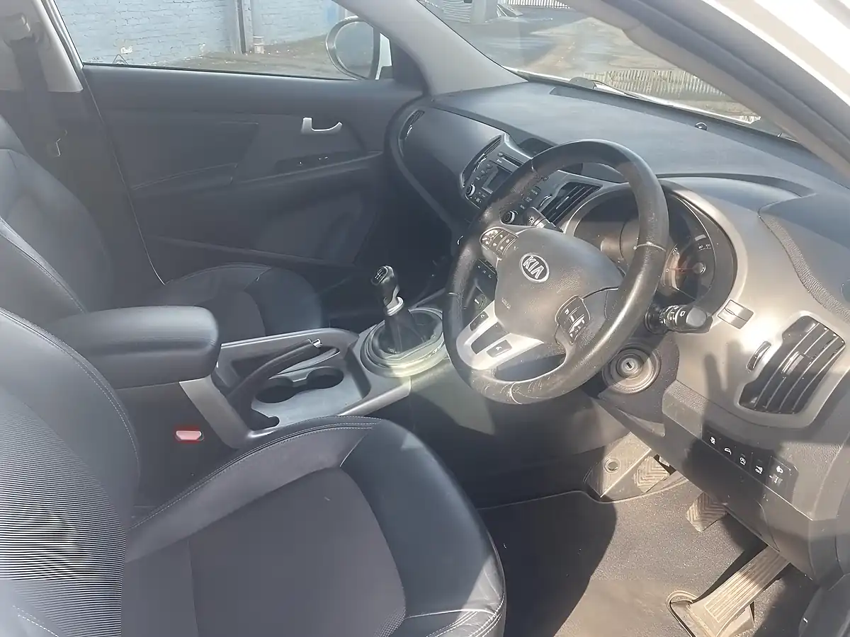 Used 2015 Kia Sportage Isg 2 White - Interior and Exterior details 9