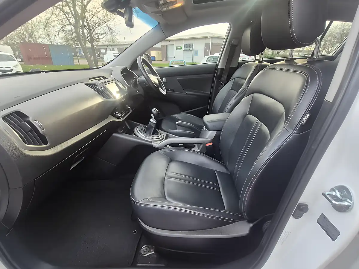 Used 2015 Kia Sportage KX-4 White - Interior and Exterior details 13