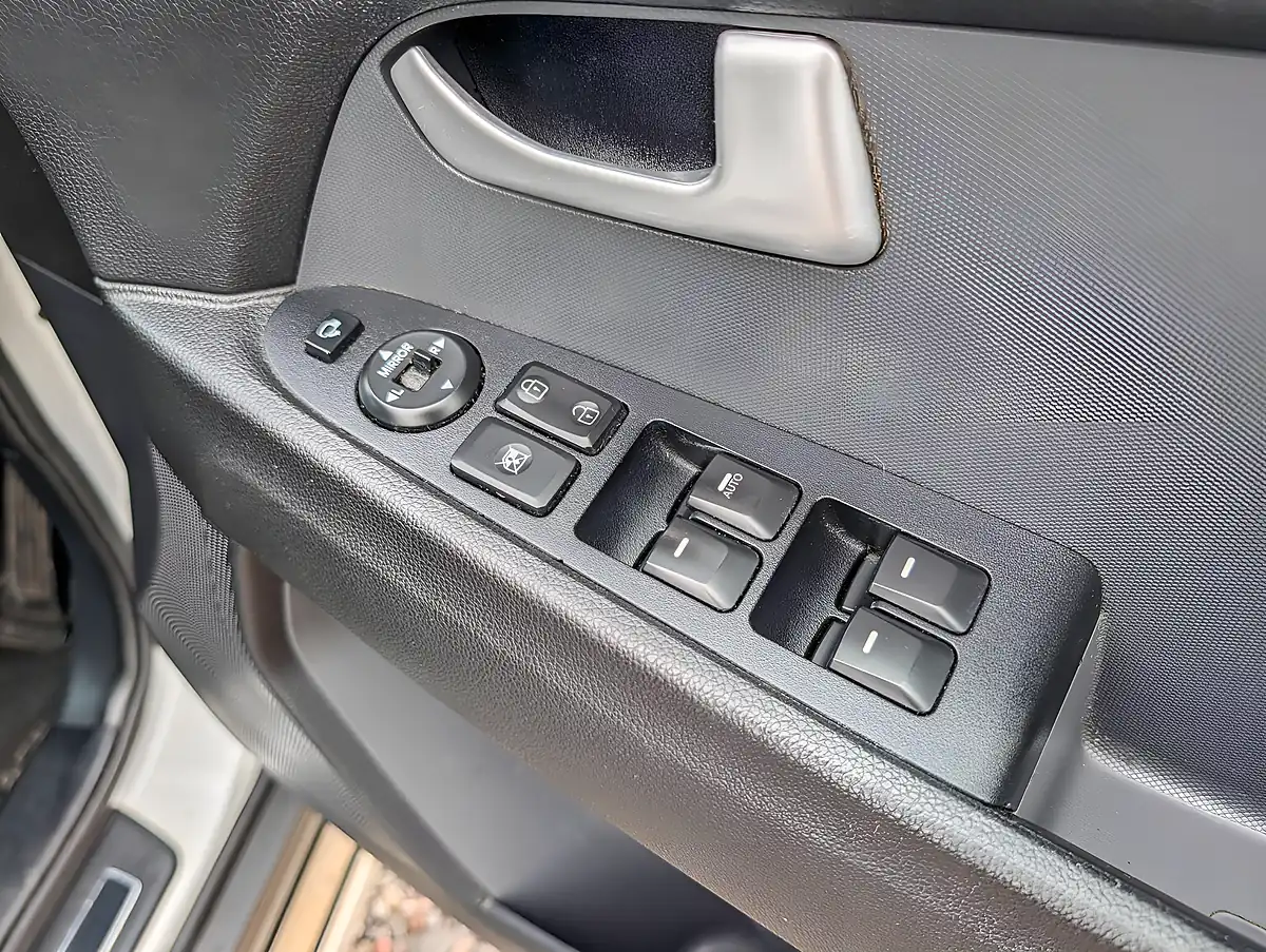 Used 2015 Kia Sportage KX-4 White - Interior and Exterior details 15