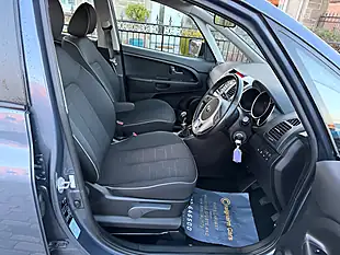 Used 2015 Kia Venga 2 Planet Blue - Interior and Exterior details 2